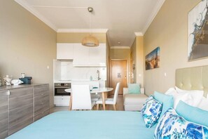 1 bedroom, iron/ironing board, free WiFi, bed sheets - Beach House Ericeira - Ribeira D'Ilhas (World Surf Reserve) - with view of the sea (Ericeira)