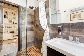 Shower, hair dryer, bidet, towels