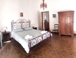 3 chambres, fer et planche à repasser, Wi-Fi, draps fournis