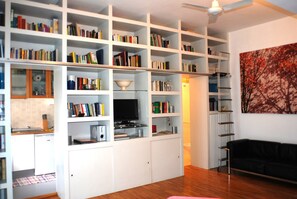 Smart-TV, DVD-Player, Bücher, Stereoanlage
