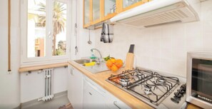 Geladeira, micro-ondas, cooktop, cafeteira/chaleira