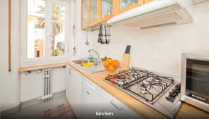 Fridge, microwave, stovetop, coffee/tea maker - Carlo's Welcome in Trastevere (Roma)