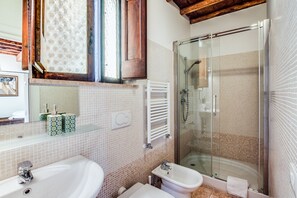 Hair dryer, towels, soap, shampoo - In the heart of the historic center - Navona square (Roma)