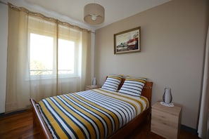 5 Schlafzimmer, Schreibtisch, Bügeleisen/Bügelbrett, Reisekinderbett