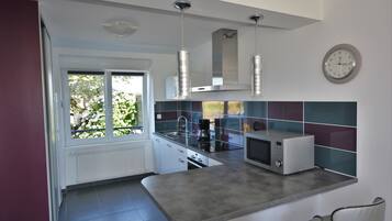 Køleskab, mikrobølgeovn, ovn, kogeplade