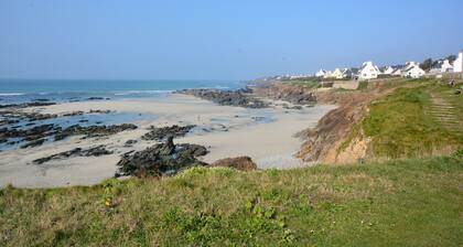 Suuri kivitalo meren ja maan välissä - ihanteellinen sijainti
