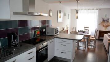 Køleskab, mikrobølgeovn, ovn, kogeplade