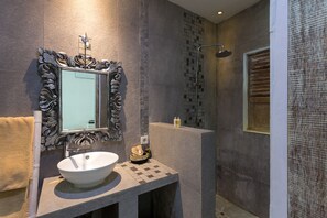 Shower, free toiletries, hair dryer, bathrobes - Family-Friendly 3BR Villa w/ Private Pool, Seminyak (Seminyak)