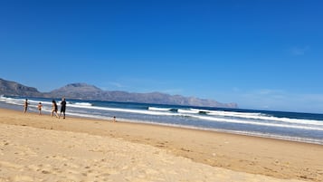 Na praia, espreguiçadeiras