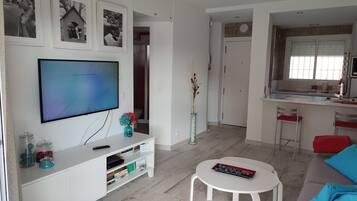 Una Smart TV, libros, un reproductor estéreo