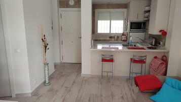 Frigorífico, microondas, horno y placa de cocina