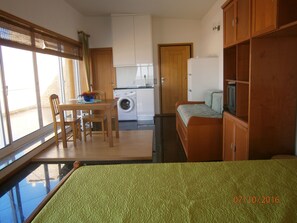 1 dormitorio, tabla de planchar con plancha, wifi y ropa de cama