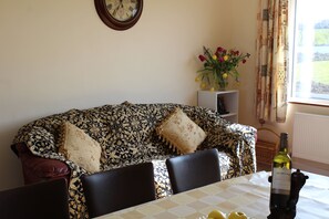 Smart-TV, Kamin, Bücher, Stereoanlage