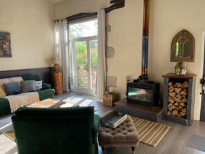 TV, fireplace, DVD player, table tennis - Marcadis Gite @Finders Keepers France. Adult only site with 16 acres and a lake  (Moncrabeau)