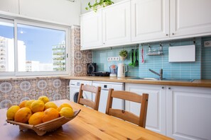 Fridge, microwave, oven, stovetop - Dreamers duplex with seaview (Faro)