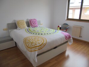 3 chambres, fer et planche à repasser, Wi-Fi, draps fournis