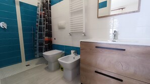 Hair dryer, bidet, towels - 100mt from the beach, 3 bedrooms and 3 bathrooms, terrace, garden and parking. (Forio)