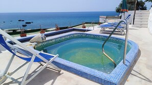 Pool - 100mt from the beach, 3 bedrooms and 3 bathrooms, terrace, garden and parking. (Forio)