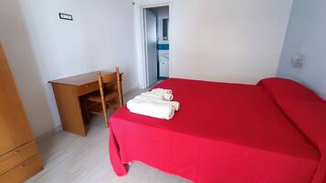 3 bedrooms, iron/ironing board, internet, bed sheets