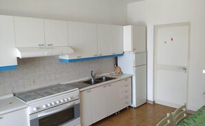 Kühlschrank, Ofen, Herdplatte, Wasserkocher mit Kaffee-/Teezubehör