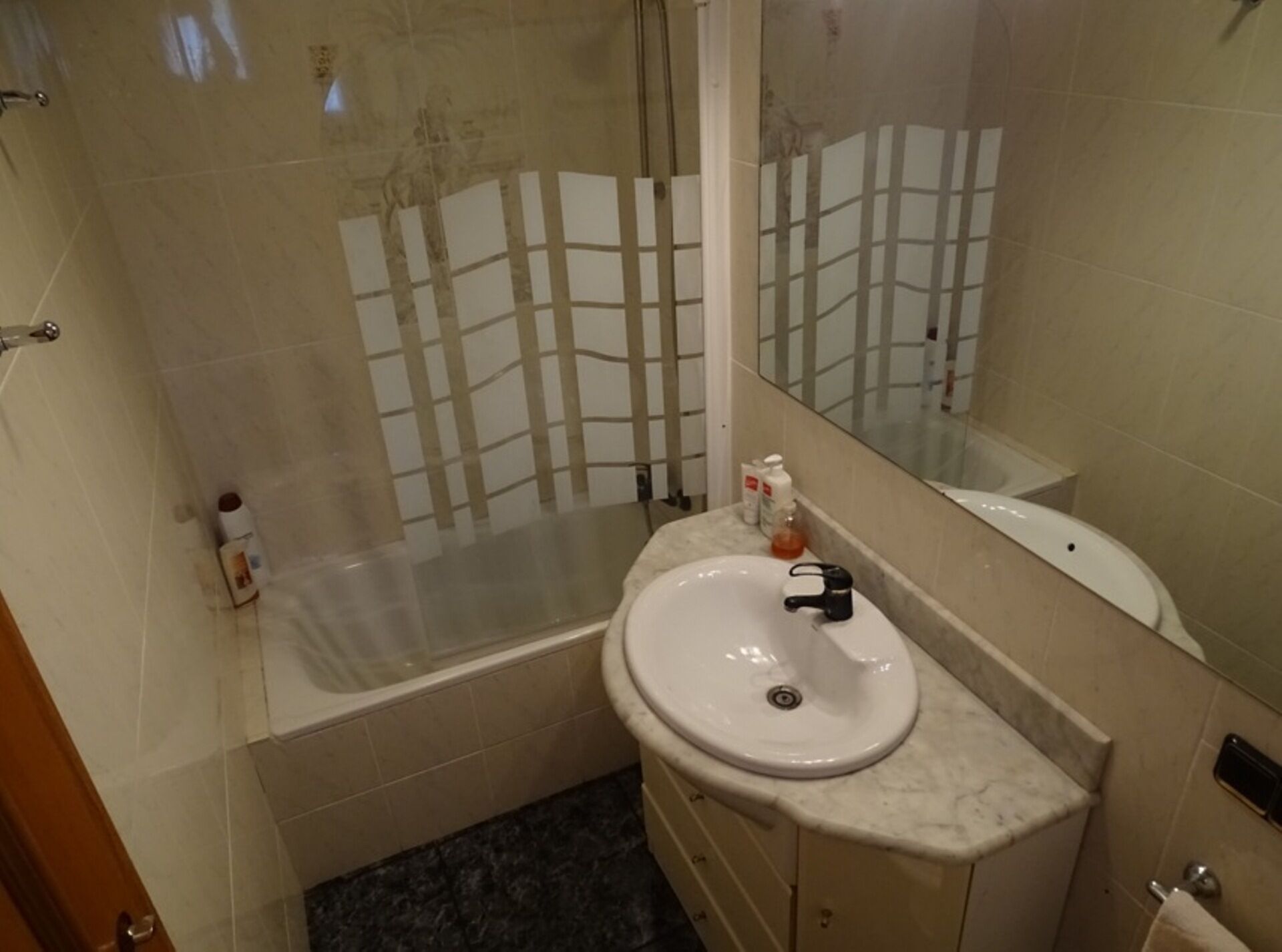 Sèche-cheveux, serviettes fournies, savon, papier toilette