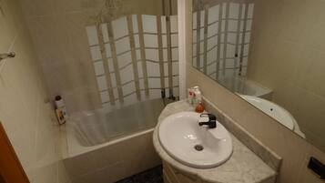 Sèche-cheveux, serviettes fournies, savon, papier toilette