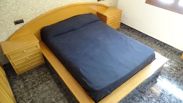 3 slaapkamers, een strijkplank/strijkijzer, gratis wifi, beddengoed