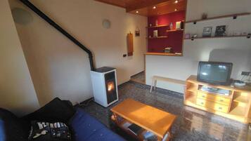 Een smart-tv, een open haard, een dvd-speler en een stereo