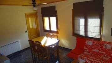 Een smart-tv, een open haard, een dvd-speler en een stereo