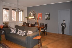 Smart-TV, DVD-Player, Bücher, Videothek