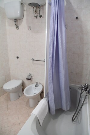 Duschwanne, Haartrockner, Bidet
