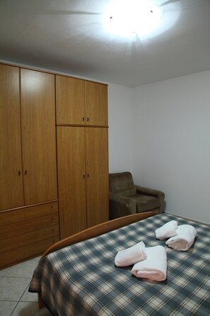 2 bedrooms, iron/ironing board, free WiFi