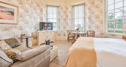 Tilava valoisa First Floor Studio-huoneisto