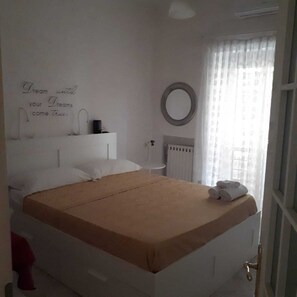 2 bedrooms, desk, iron/ironing board, travel cot