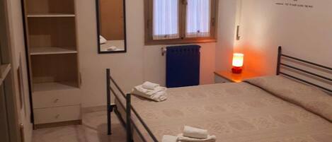 2 habitaciones, escritorio y tabla de planchar con plancha