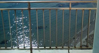 APPARTEMENT AVEC TERRASSE SUR LA MER