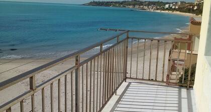 Huoneisto terassilla meri