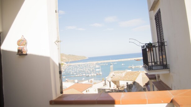 Un balcó amb vista a una marina i al mar.