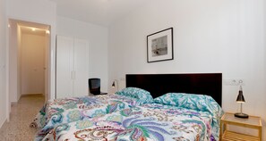3 bedrooms, iron/ironing board, free WiFi, bed sheets - Apart. 2, Malaga, sleeps 6, sea view & terrace (Malaga)