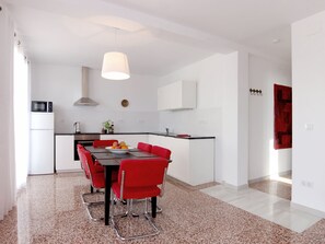 Fridge, microwave, oven, stovetop - Apart. 2, Malaga, sleeps 6, sea view & terrace (Malaga)