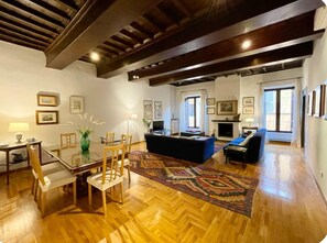 Fernseher, Kamin, DVD-Player, Bücher