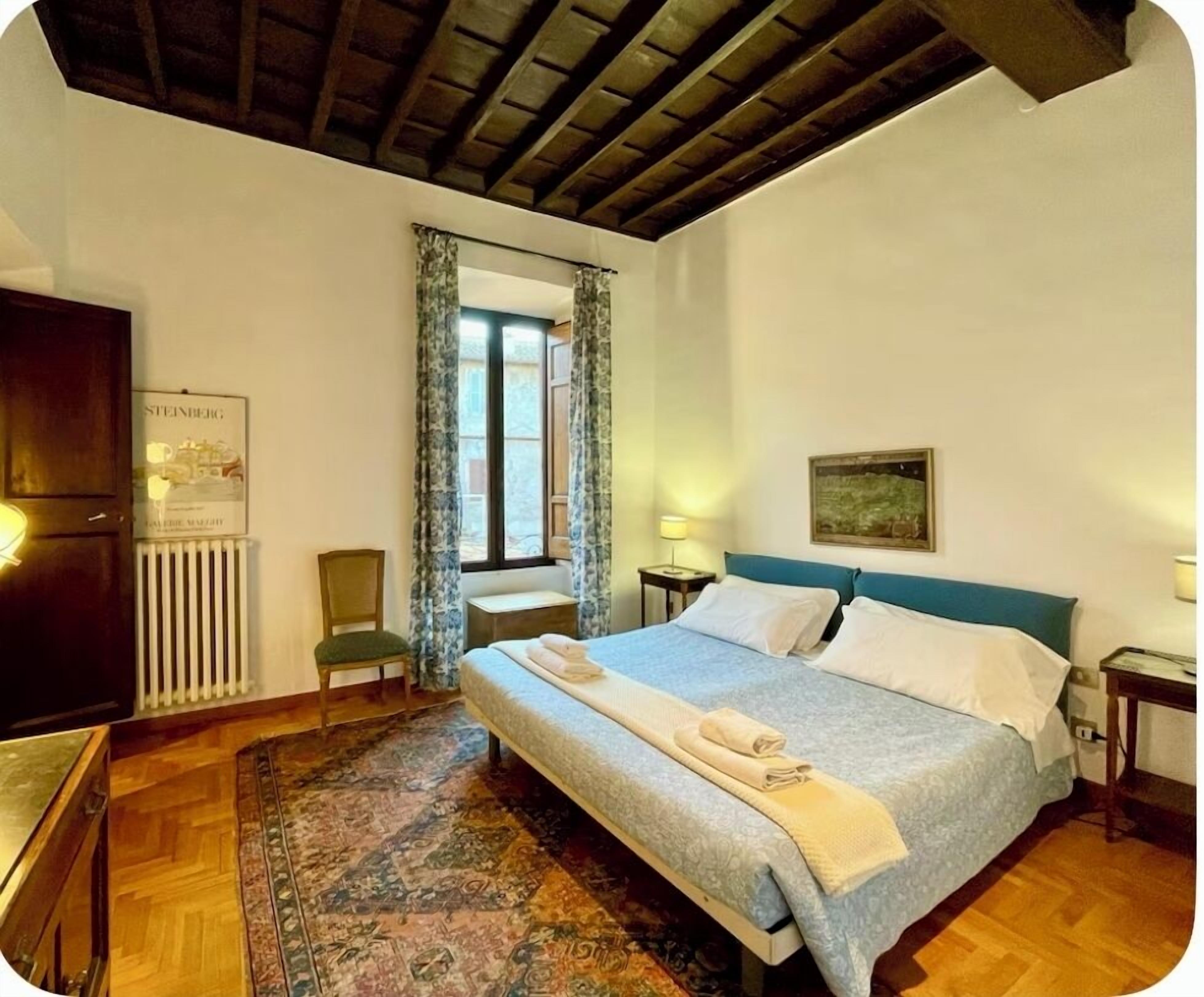 4 soveværelser, pengeskab på værelset, skrivebord, strygejern/strygebræt