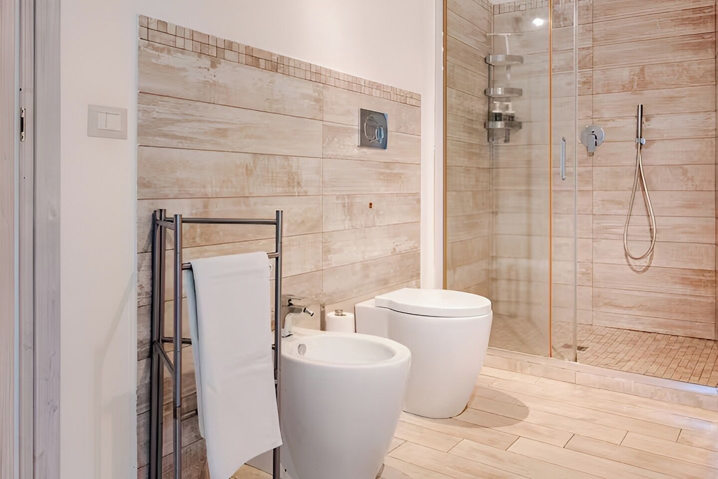 Douche, sèche-cheveux, bidet, serviettes fournies