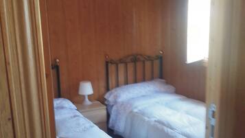 3 slaapkamers, een strijkplank/strijkijzer, wifi, beddengoed