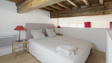 1 dormitorio, tabla de planchar con plancha, wifi y ropa de cama