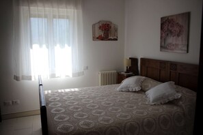 2 slaapkamers, een strijkplank/strijkijzer, reisbedje, gratis wifi