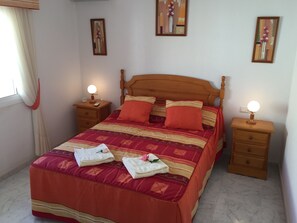 3 dormitorios, escritorio, tabla de planchar con plancha y cuna de viaje