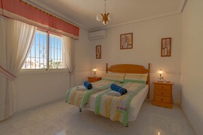 3 間睡房、書桌、熨斗/熨衫板、可攜式嬰兒床