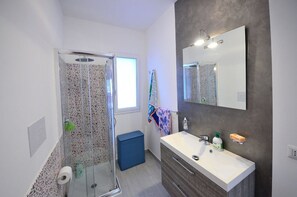 Douche, sèche-cheveux, bidet, serviettes fournies