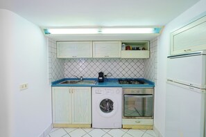 Een koelkast, een magnetron, een oven, een kookplaat